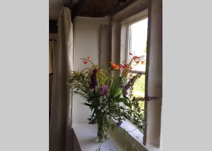 16 Century Farmhouse Cottage, Foothills Of Iconic Glastonbury Tor.