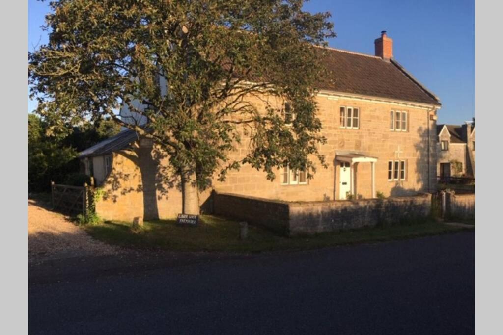 16 Century Cottage, Foothills Of Iconic Tor. Holiday home