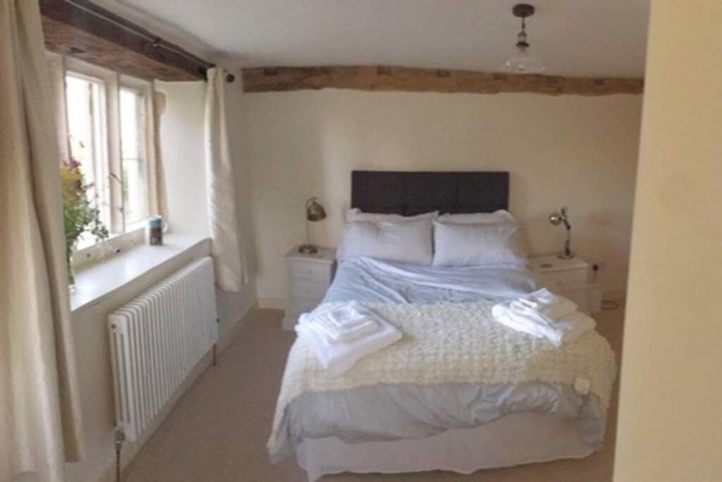16 Century Cottage, Foothills Of Iconic Tor. Holiday home *